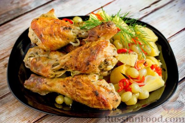 Курица, запечённая в духовке с овощами и виноградом