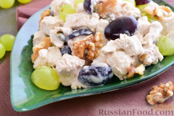 Куриный салат с виноградом, каперсами и орехами