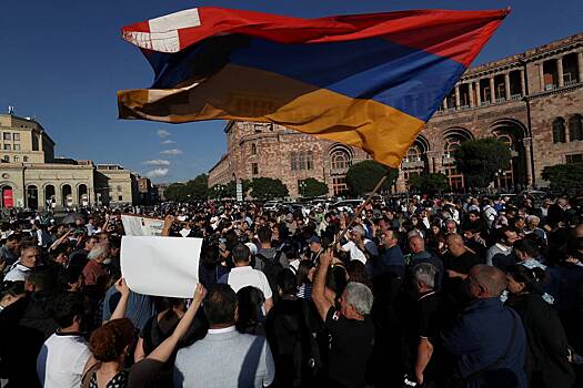Посольство России оценило отношение протестующих в Ереване к россиянам