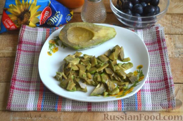 Салат с курицей, авокадо и киви