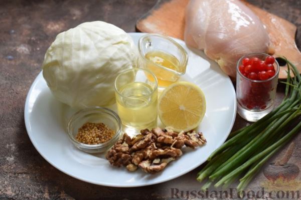 Салат с курицей, капустой, клюквой и грецкими орехами