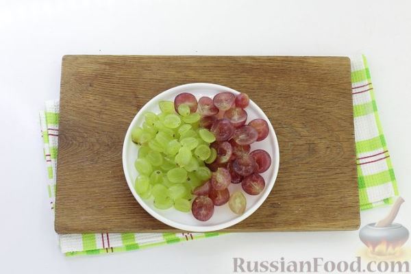 Салат с курицей, виноградом, оливками и орехами