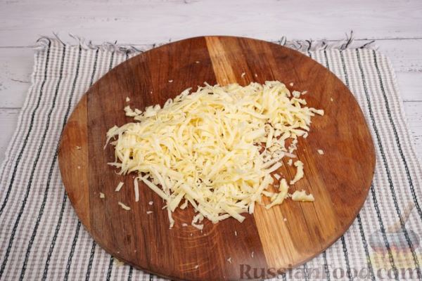 Треска, запечённая с сыром и помидорами, в сметанно-горчичном соусе