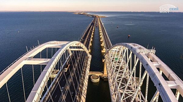 В Севастополе объявили воздушную тревогу и перекрыли Крымский мост