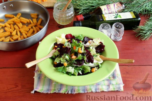 Праздничный салат со свеклой, тыквой и хурмой