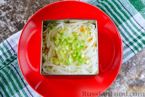 Слоёный салат "Белый" с курицей, фасолью и рисом