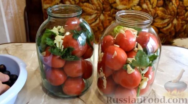 Маринованные помидоры с виноградом (на зиму)