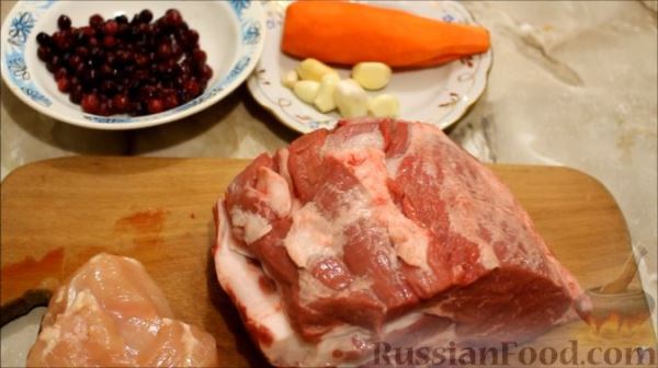 Свинина, запеченная в фольге, с куриным филе и морковью
