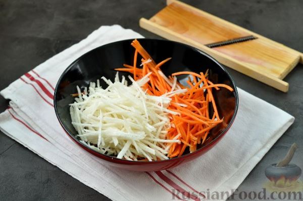 Корейский салат с редькой, морковью и куриными потрошками