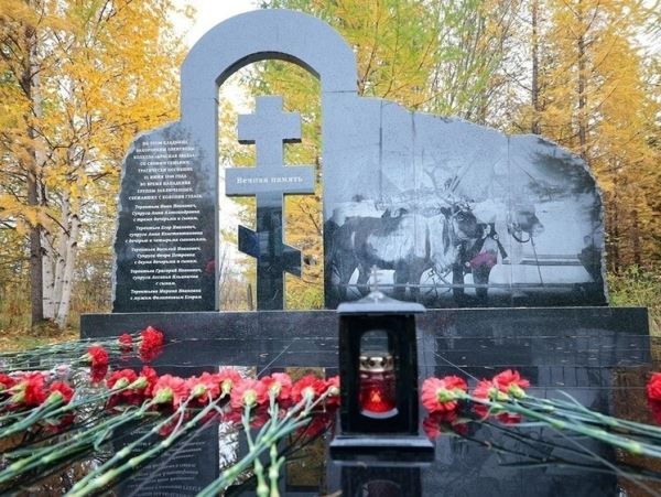 Памятник оленеводам, убитым беглыми зеками установлен в ЛабытнангиВ память о зверски убитых оленеводах установлен новый мемориал из черного мрамора.
