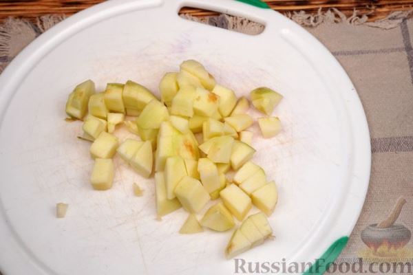 Салат из краснокочанной капусты с яблоком, изюмом и орехами