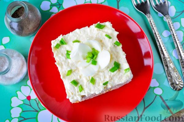 Слоёный салат "Белый" с курицей, фасолью и рисом